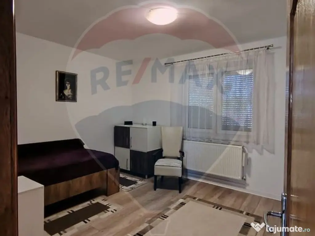 Casă / Vilă cu 8 camere de vânzare în zona Central 