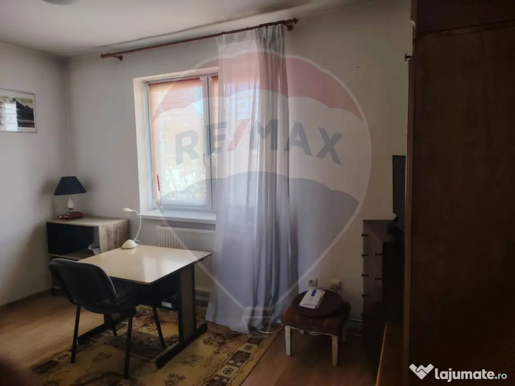 Casă / Vilă cu 8 camere de vânzare în zona Central 