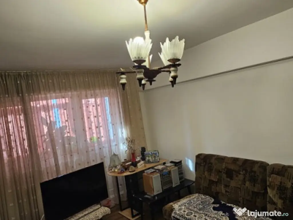 Blv BUCURESTI - 2 camere decomandat ,7/8 , liber -71500 euro 