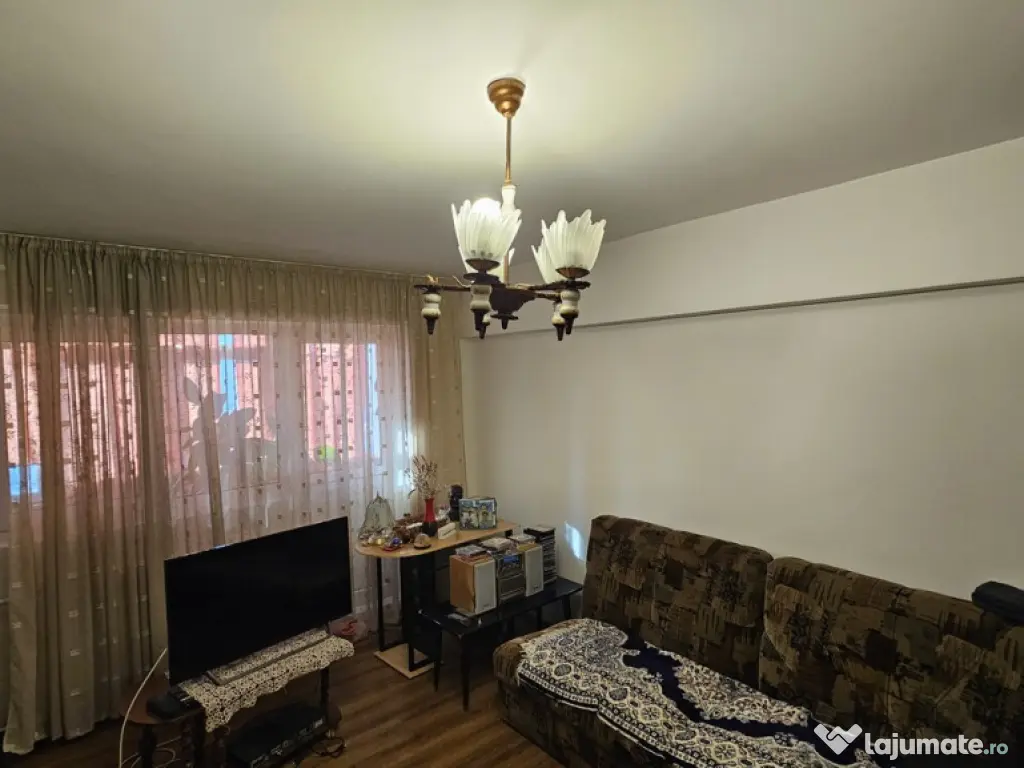 Blv BUCURESTI - 2 camere decomandat ,7/8 , liber -71500 euro 