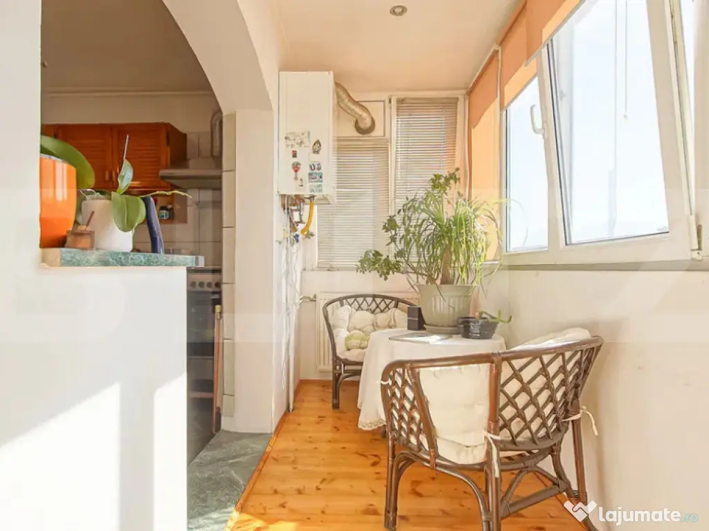 Apartament 3 camere, decomandat cu parcare și beci 