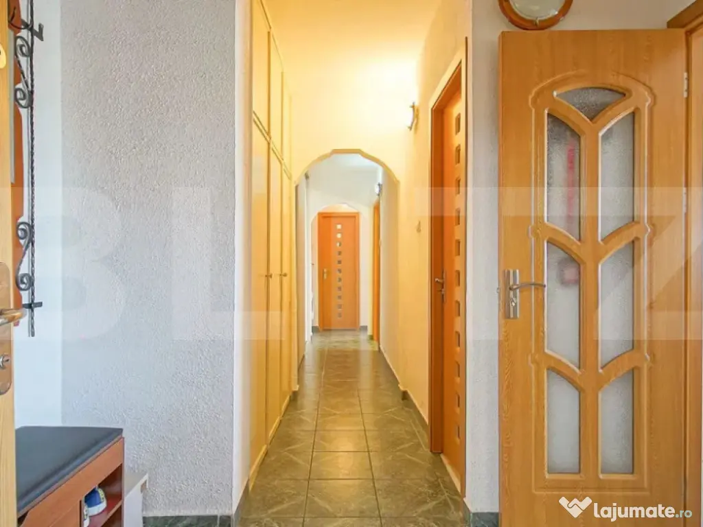 Apartament 3 camere, decomandat cu parcare și beci 