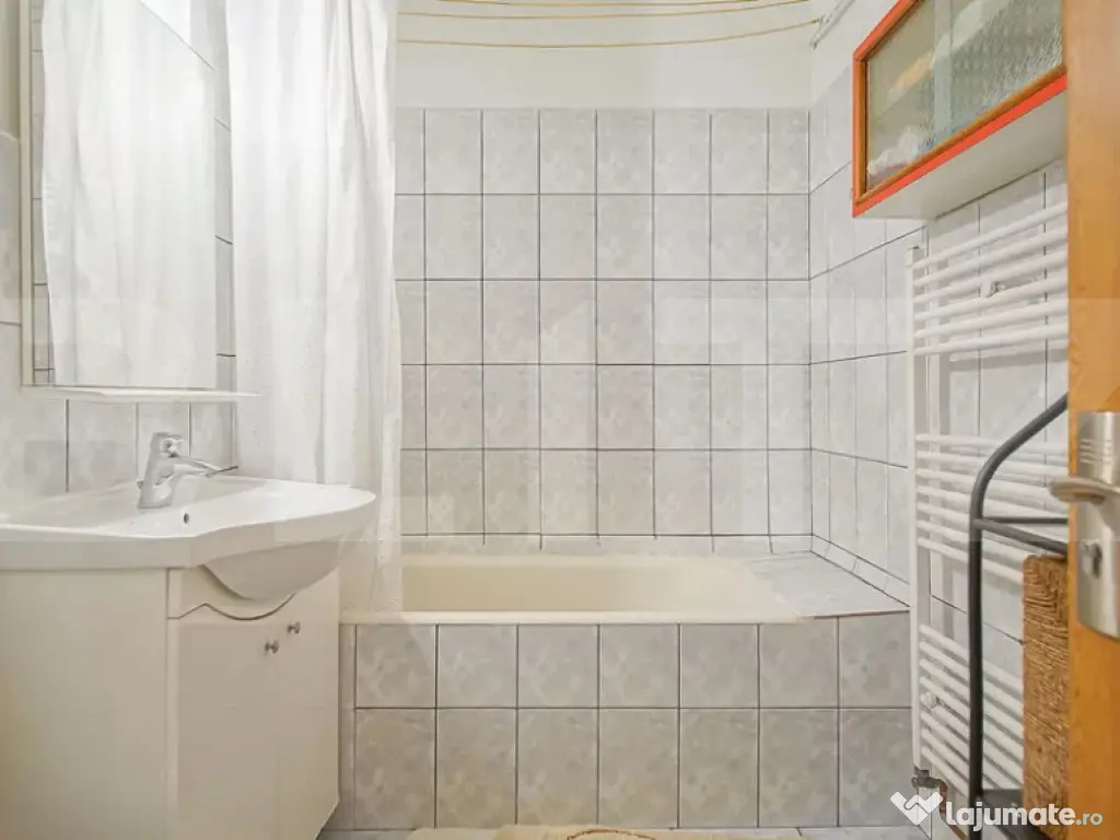 Apartament 3 camere, decomandat cu parcare și beci 