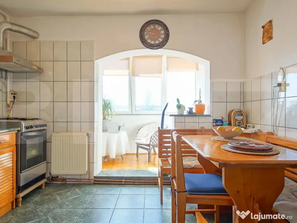 Apartament 3 camere, decomandat cu parcare și beci 