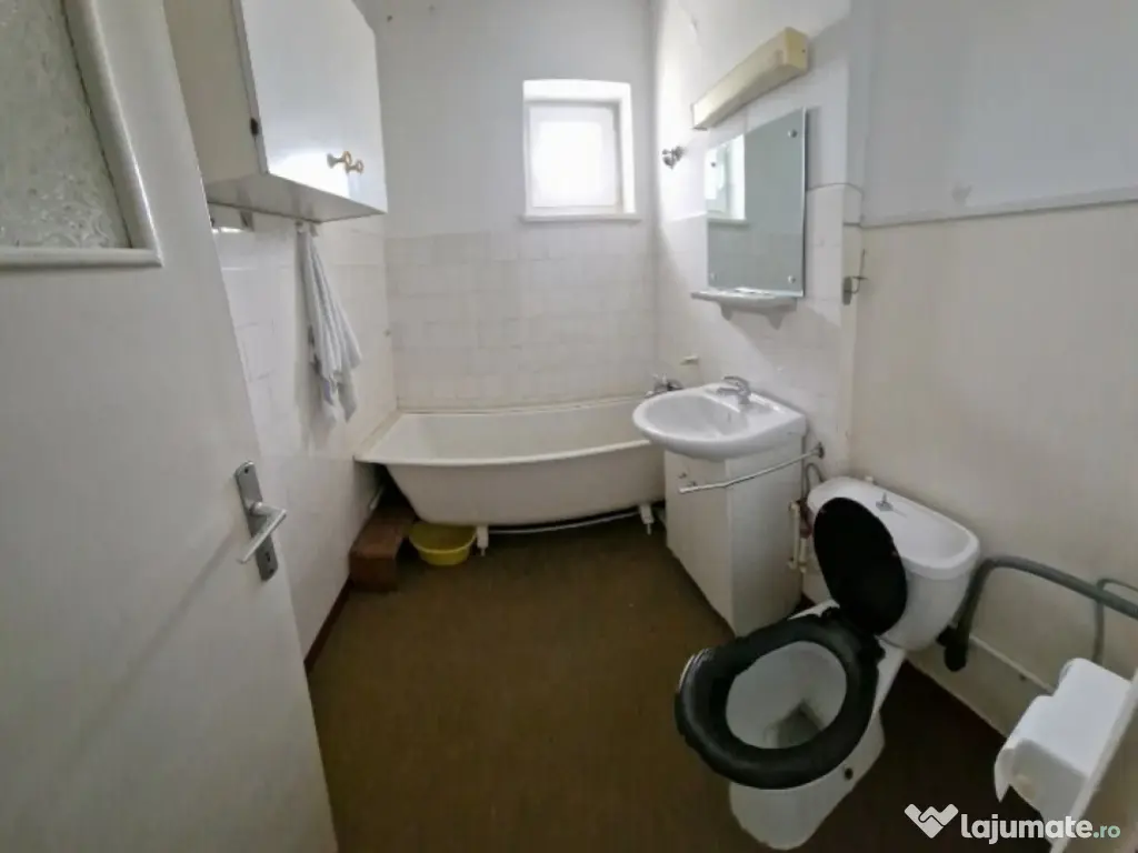 Apartament Cu 3 Camere Semidecomandate - etaj 1 Zona Areni 