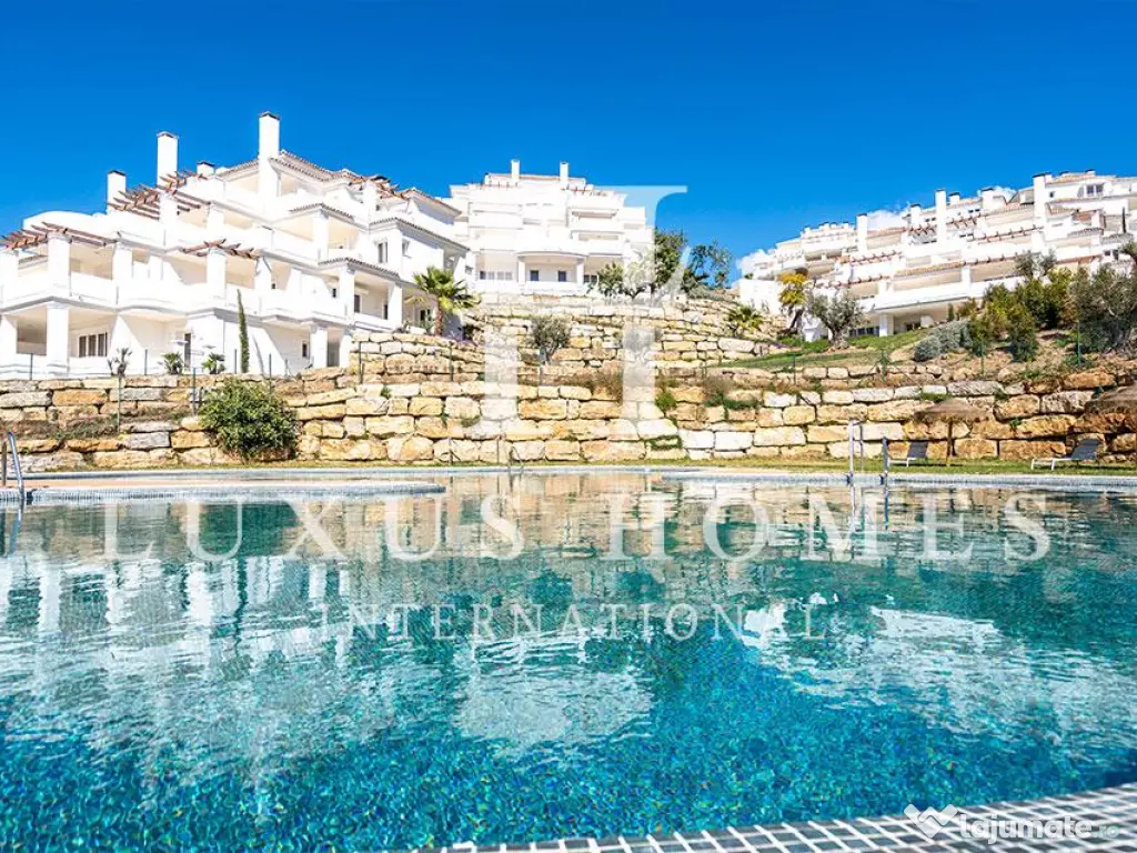 Penthouse 2 cam elegant, la cheie, cu priveliști panoramice asupra munților și piscine, central 