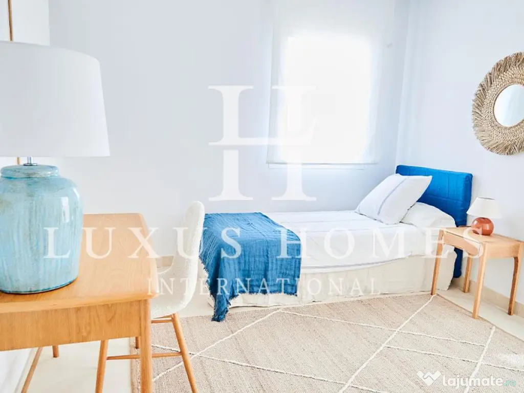 Penthouse 2 cam elegant, la cheie, cu priveliști panoramice asupra munților și piscine, central 