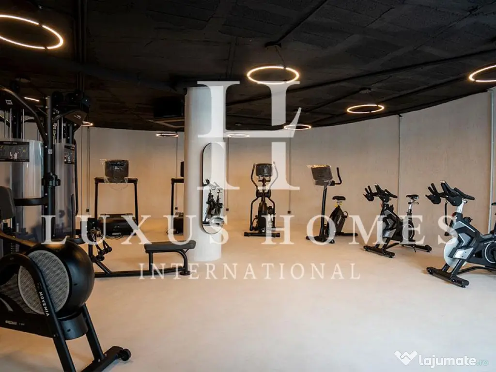 Penthouse 2 cam elegant, la cheie, cu priveliști panoramice asupra munților și piscine, central 