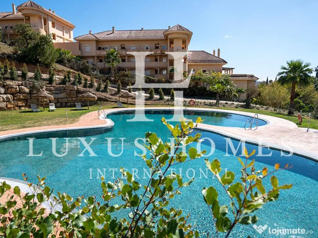 Penthouse 2 cam elegant, la cheie, cu priveliști panoramice asupra munților și piscine, central 