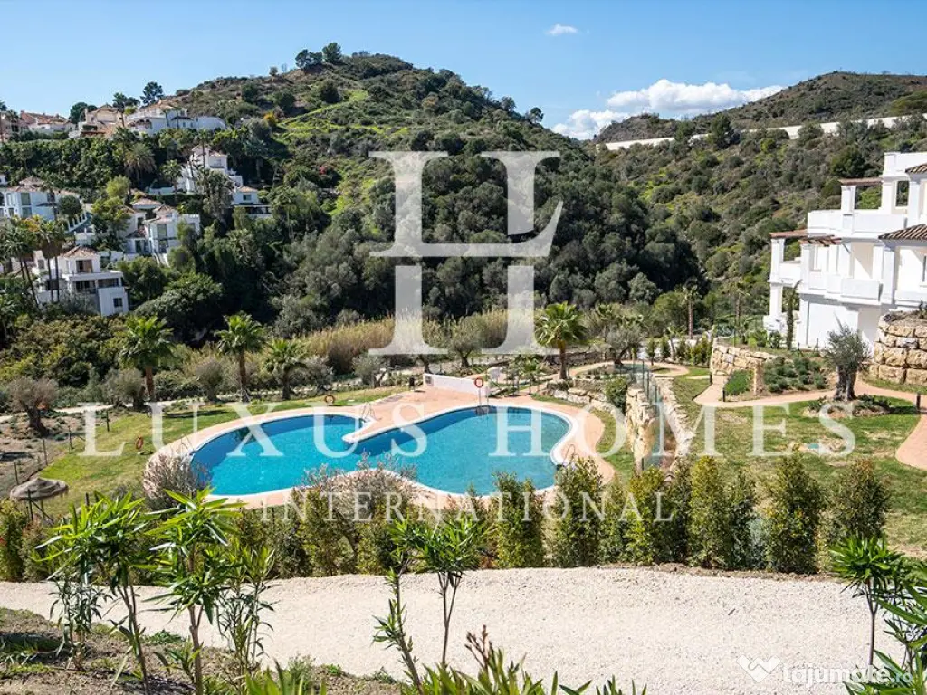 Penthouse 2 cam elegant, la cheie, cu priveliști panoramice asupra munților și piscine, central 