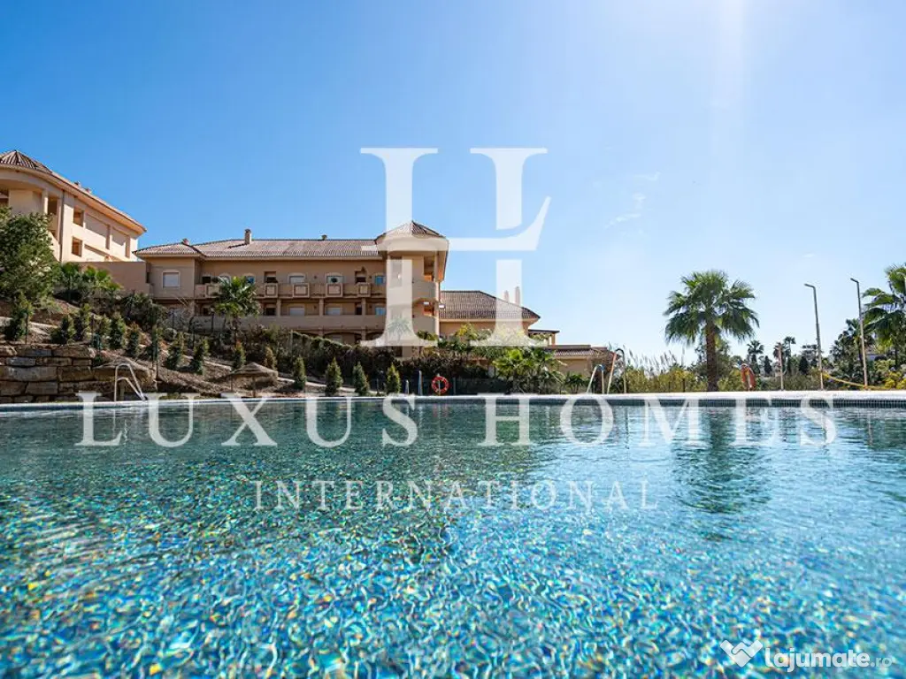 Penthouse 2 cam elegant, la cheie, cu priveliști panoramice asupra munților și piscine, central 