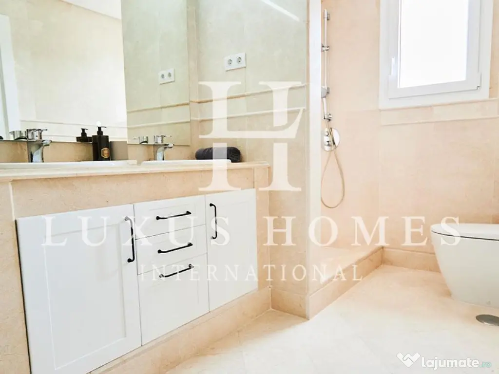 Penthouse 2 cam elegant, la cheie, cu priveliști panoramice asupra munților și piscine, central 