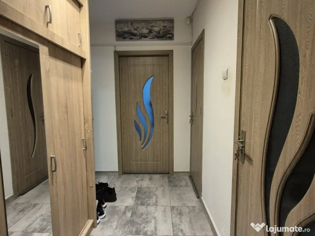 Vind apartament 3 camere 