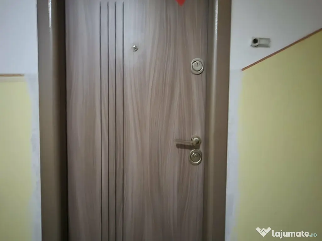 Vind apartament 3 camere 