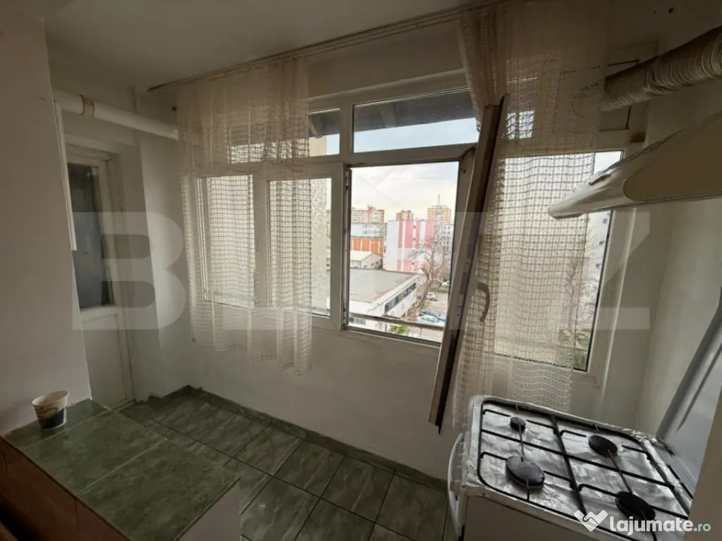 Apartament 2 camere semidecomandat Craiovita noua zona scoal 