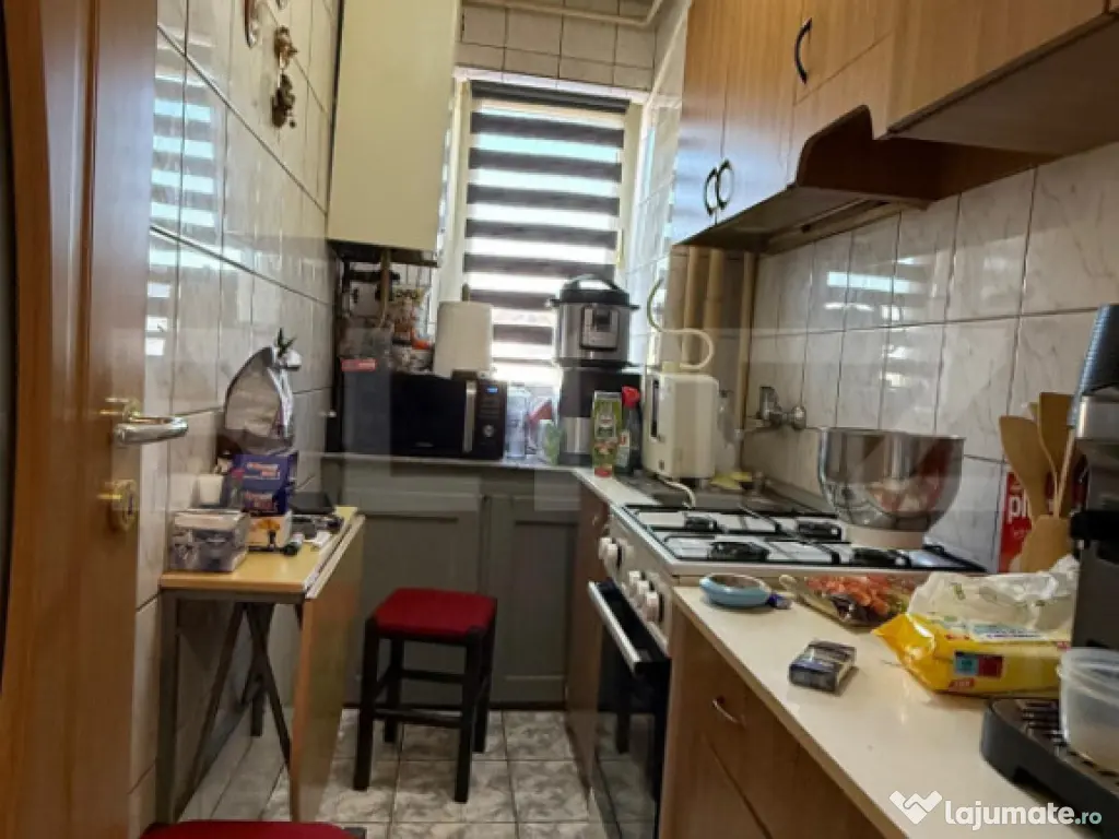 Apartament 3 camere cu parcare, etaj intermediar