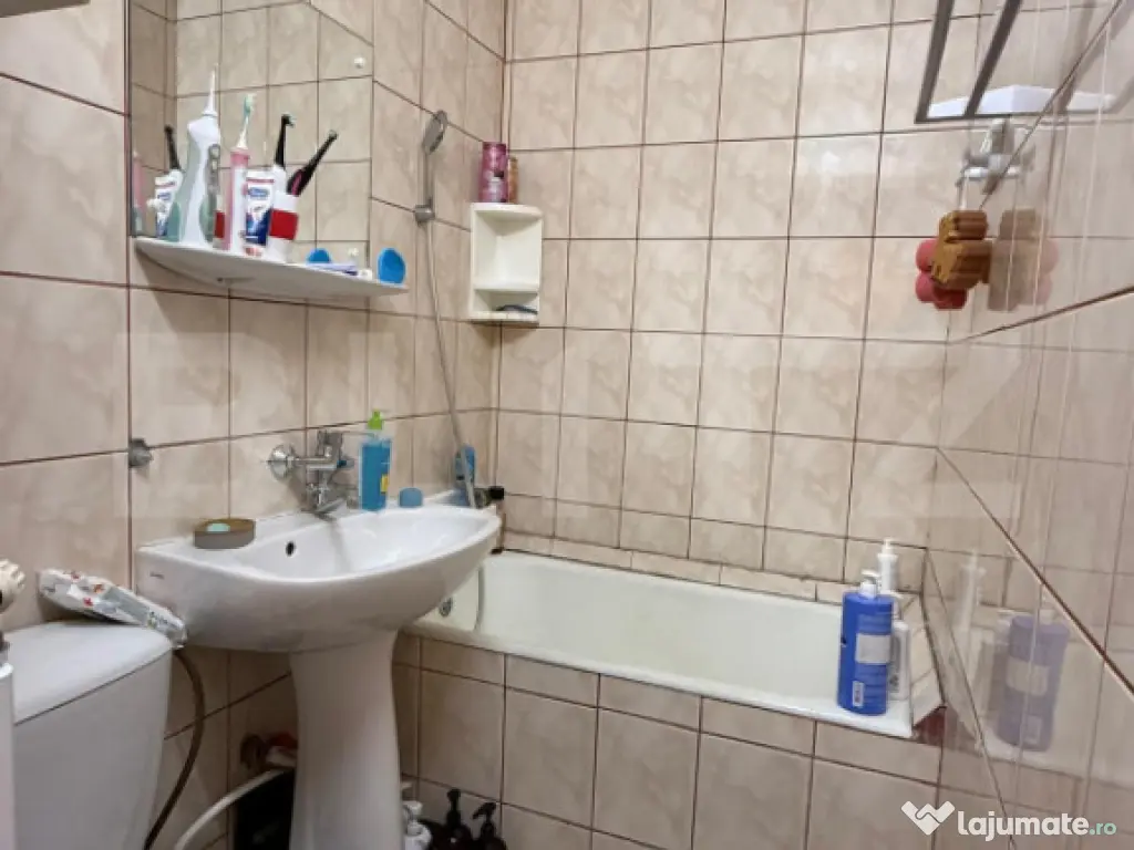 Apartament 3 camere cu parcare, etaj intermediar