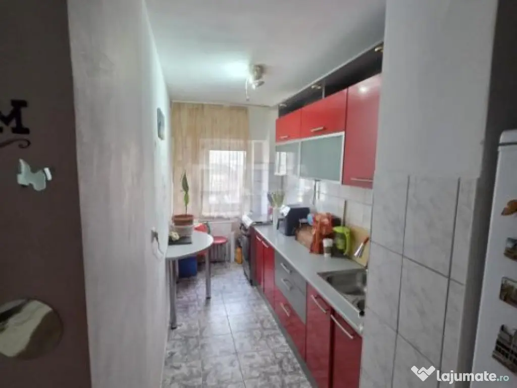 Garsonieră Vitan Mall decomandată, et. 5, an 1990, metrou, 