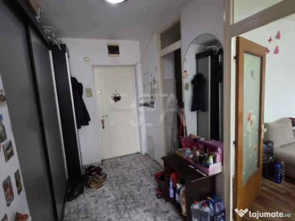 Garsonieră Vitan Mall decomandată, et. 5, an 1990, metrou, 