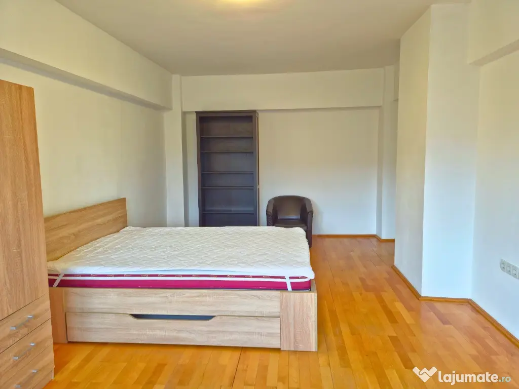 DE INCHIRIAT - 3 CAMERE, CENTRAL, BLOC CU LIFT