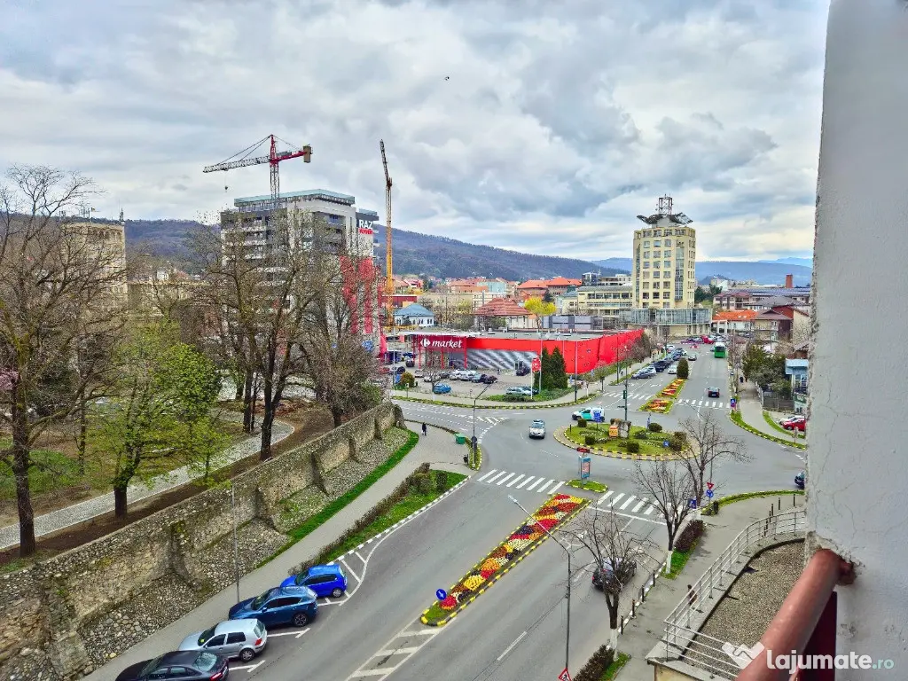 DE INCHIRIAT - 3 CAMERE, CENTRAL, BLOC CU LIFT