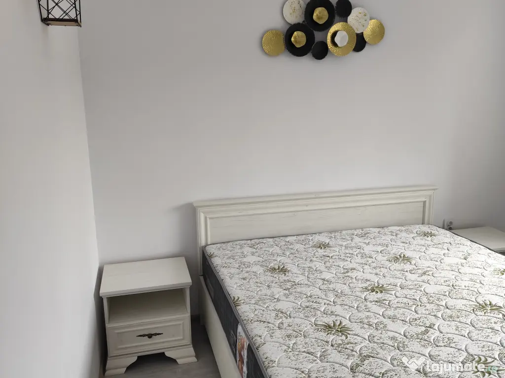 Închiriez apartament cu două camere 