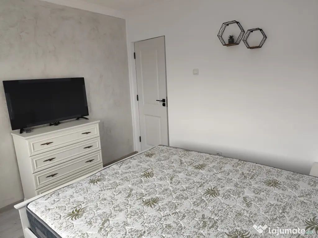 Închiriez apartament cu două camere 