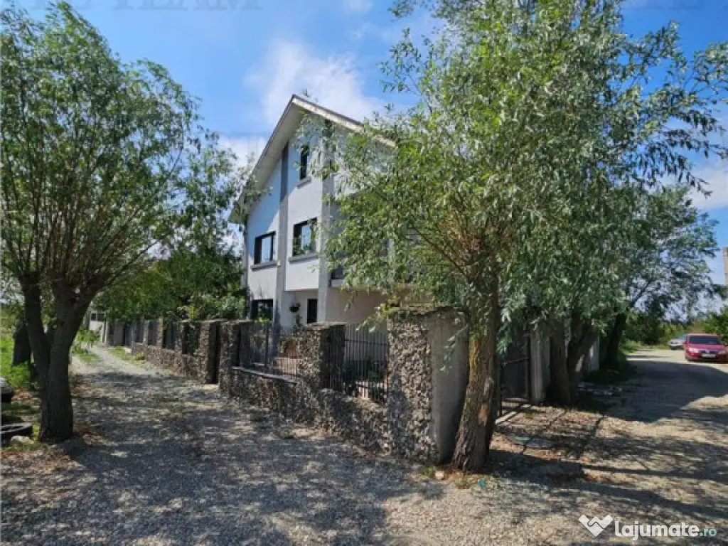 Vila superba, cu piscina, 970mp teren, D P E M, gradina amen 