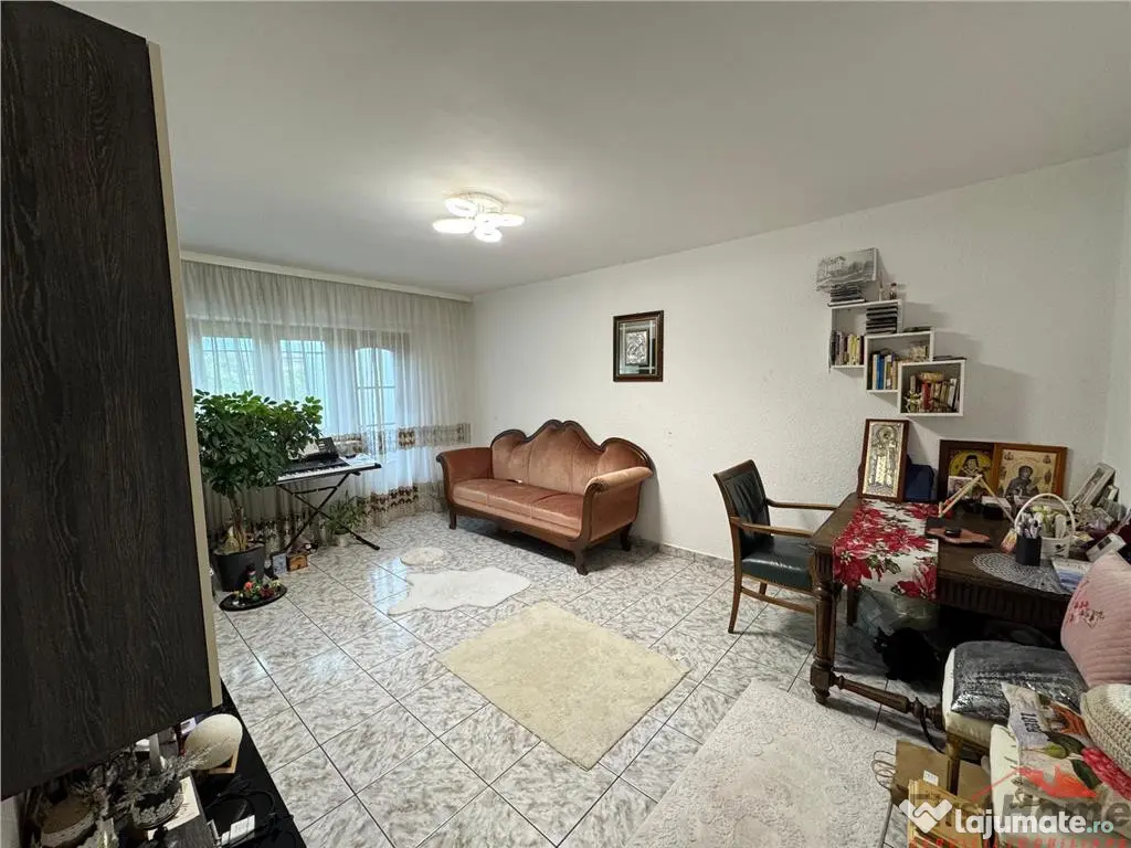 3 camere, etaj 3 cu acoperis, 2 balcoane , 2 bai, zona centr