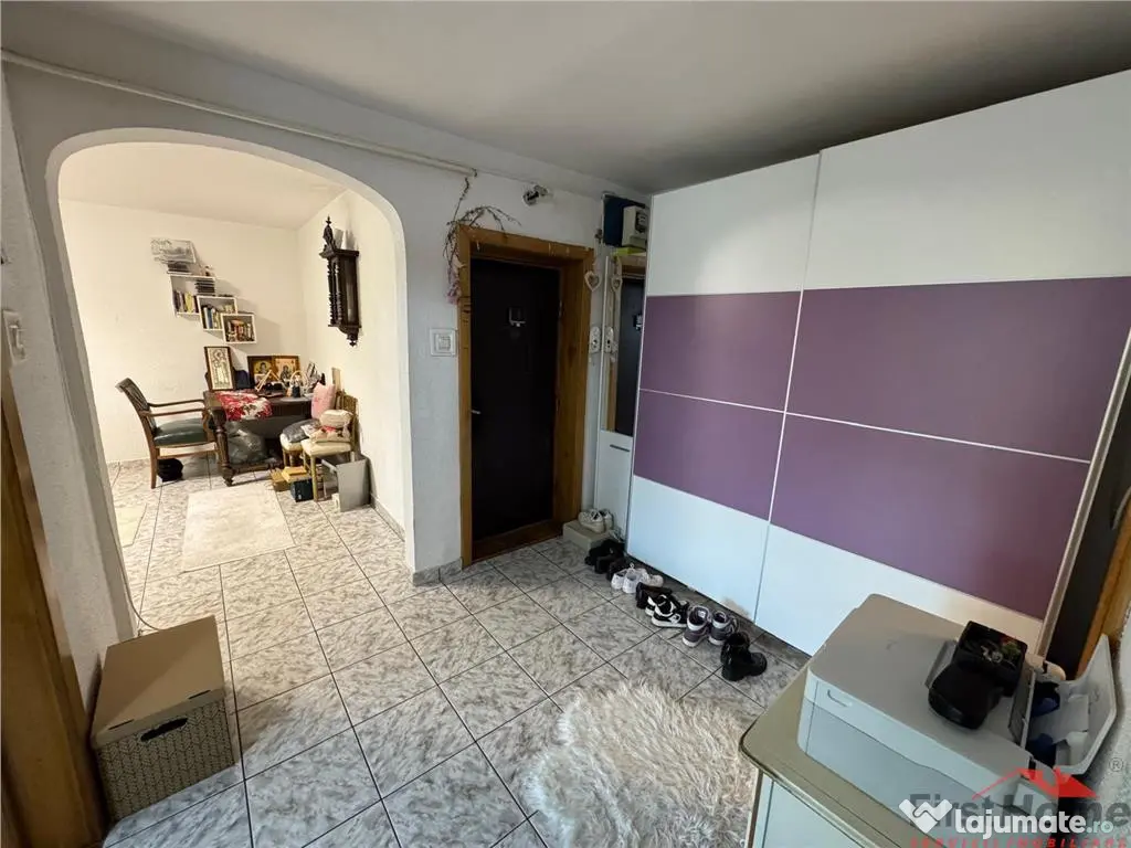 3 camere, etaj 3 cu acoperis, 2 balcoane , 2 bai, zona centr