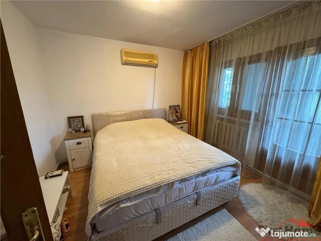 3 camere, etaj 3 cu acoperis, 2 balcoane , 2 bai, zona centr