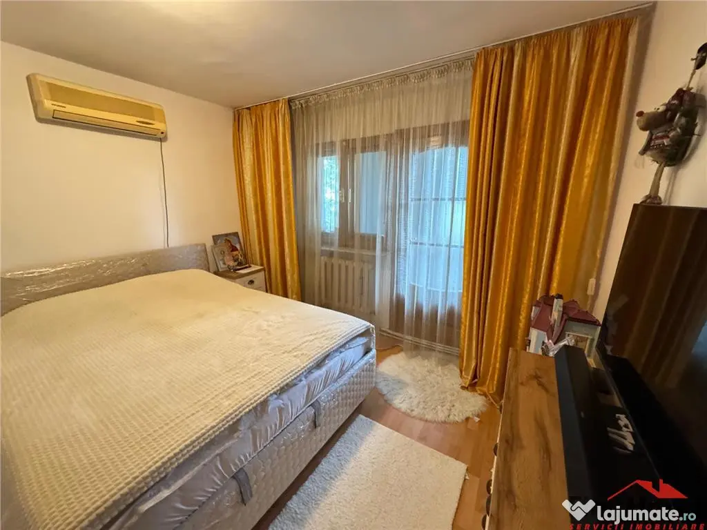 3 camere, etaj 3 cu acoperis, 2 balcoane , 2 bai, zona centr