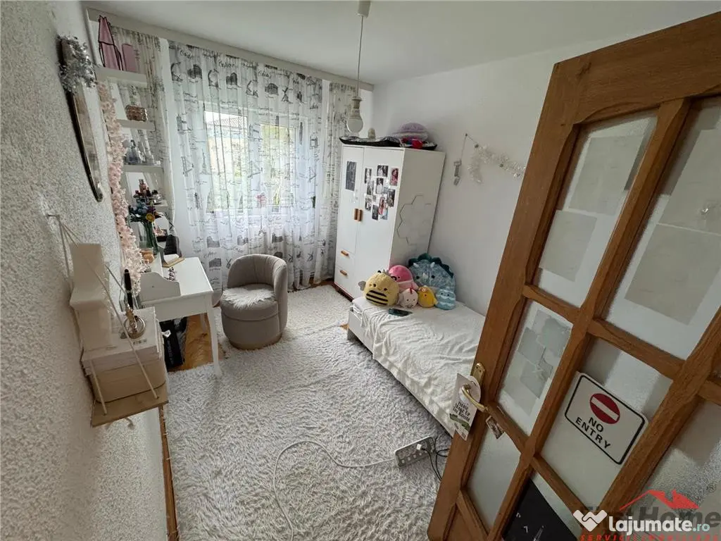 3 camere, etaj 3 cu acoperis, 2 balcoane , 2 bai, zona centr