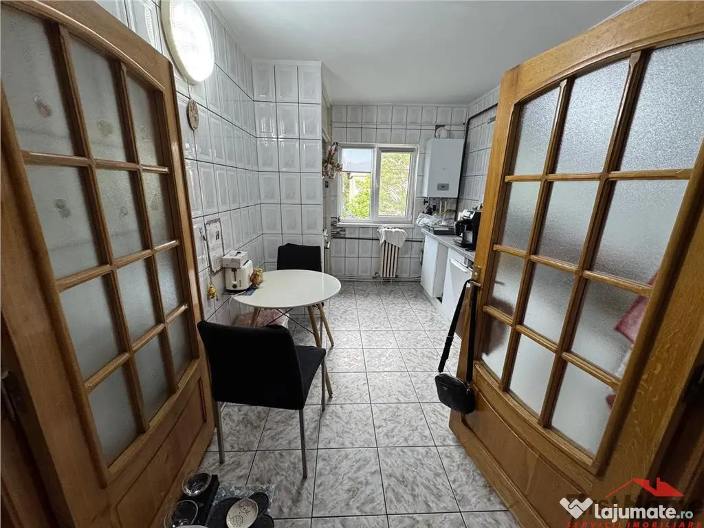 3 camere, etaj 3 cu acoperis, 2 balcoane , 2 bai, zona centr