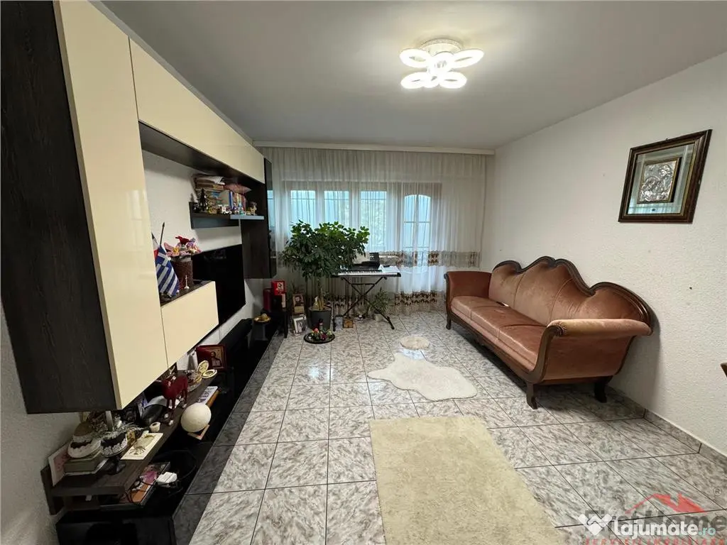 3 camere, etaj 3 cu acoperis, 2 balcoane , 2 bai, zona centr