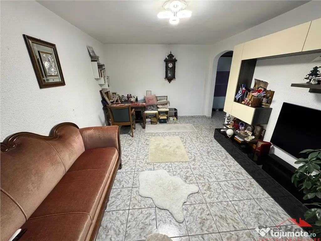 3 camere, etaj 3 cu acoperis, 2 balcoane , 2 bai, zona centr