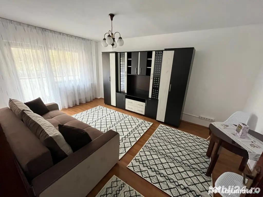 Apartament cu 3 camere zona Complex 