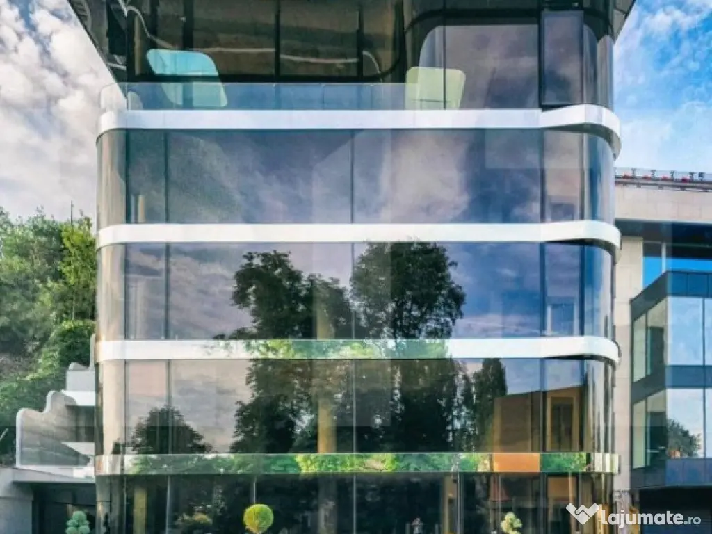 Open space in cladire de birouri moderna