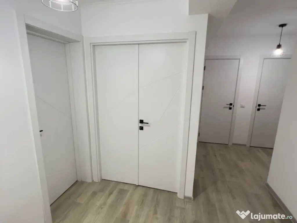 Inchiriez apartament cu 3 camere in zona Plopilor