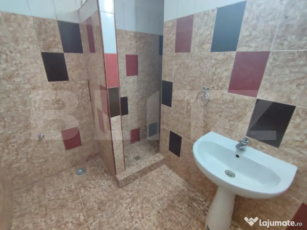 Pensiune 12 camere, 1500 mp teren, Sucevita