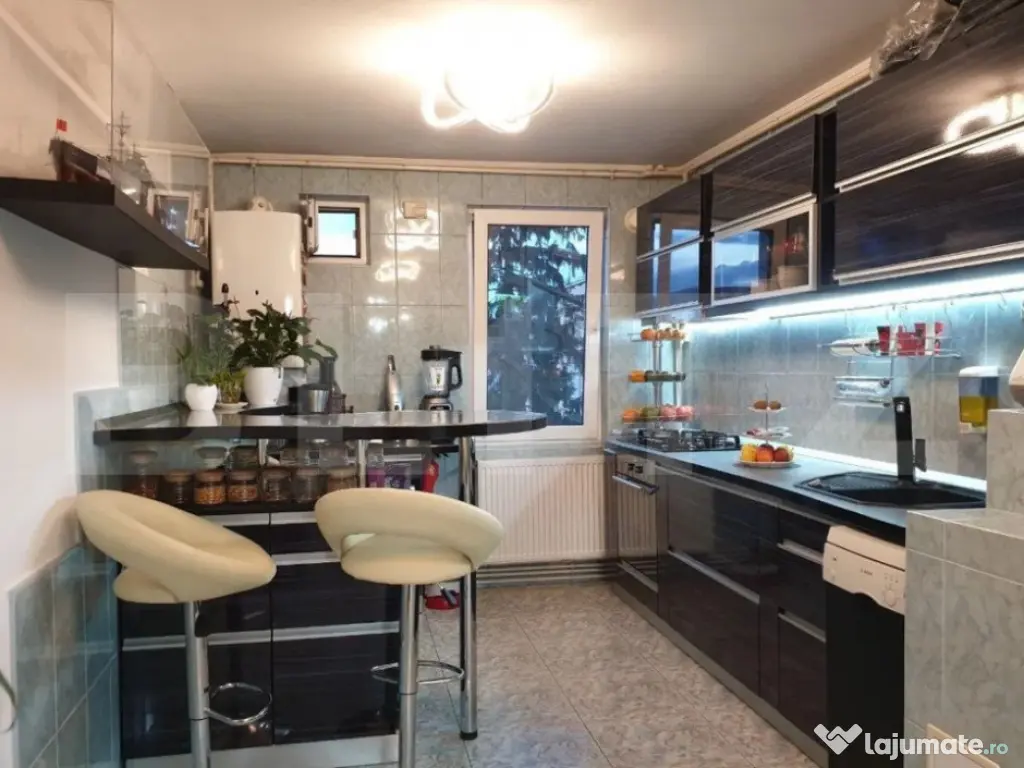 De vanzare apartament 4 camere (cartier Tractorul)