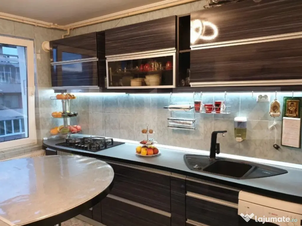 De vanzare apartament 4 camere (cartier Tractorul)