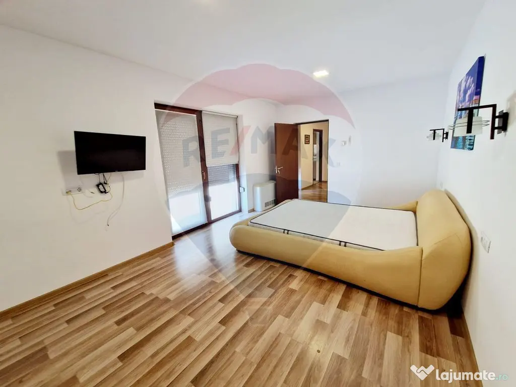 Casă / Vilă cu 4 camere / 290 mp s.c. / teren 1065 mp /... 