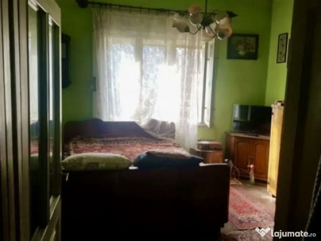 Vand casa ultracentrl Simeria din caramida acces de pe 2 str 