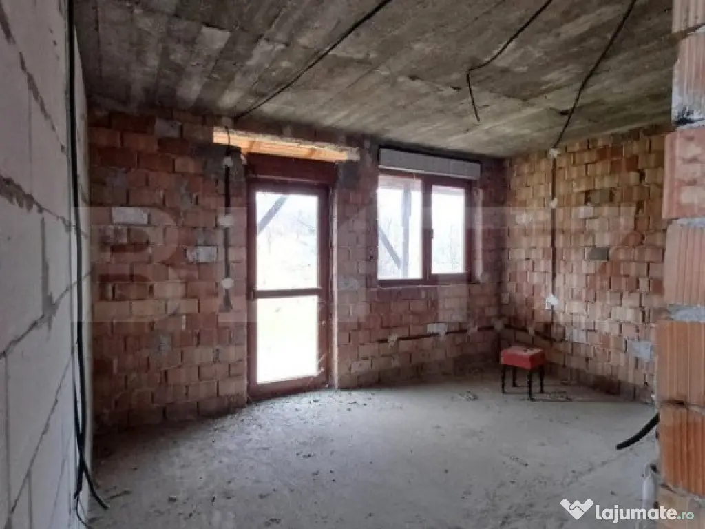 Duplex la rosu in Luna, langa Campia Turzii