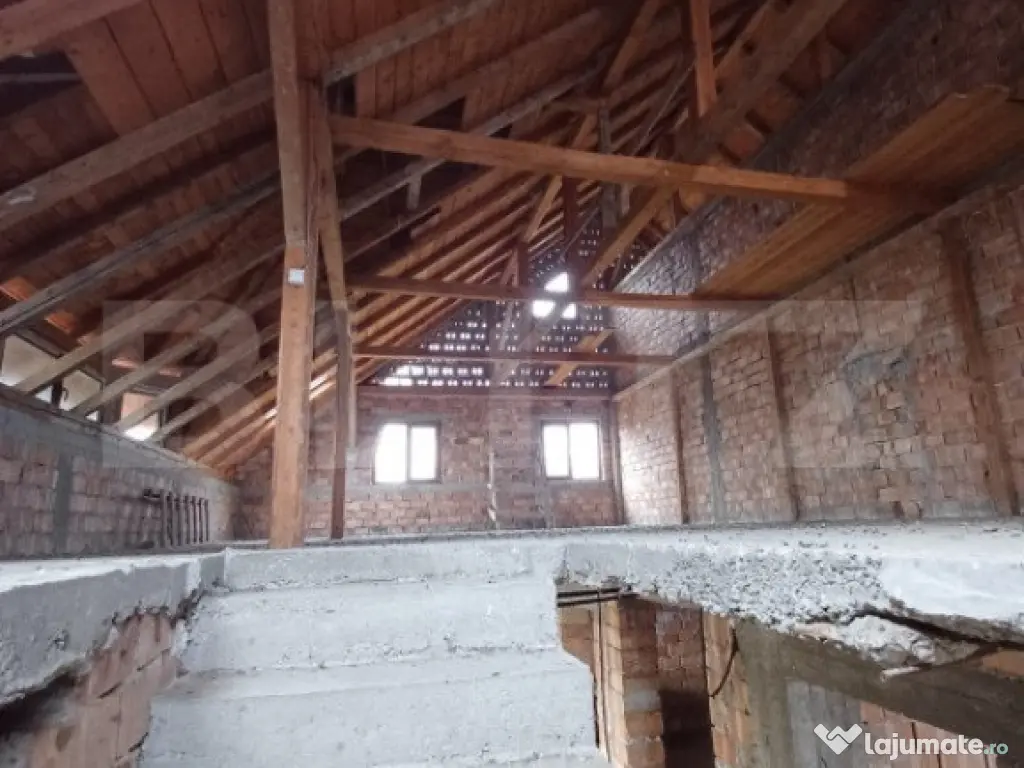 Duplex la rosu in Luna, langa Campia Turzii