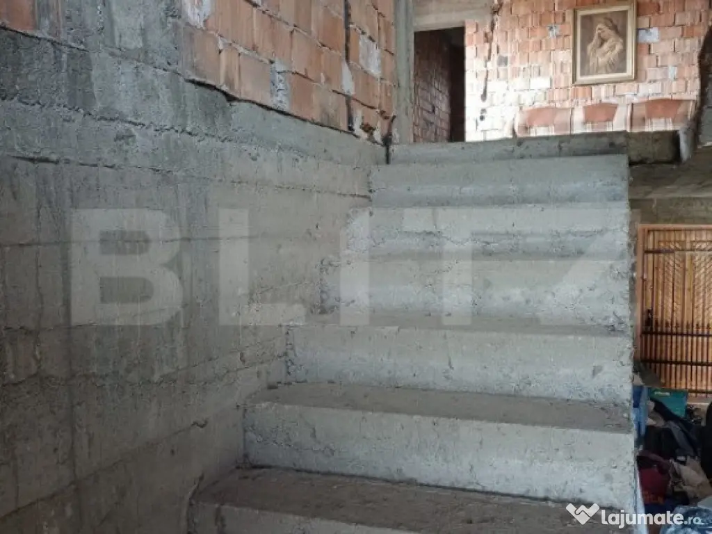 Duplex la rosu in Luna, langa Campia Turzii