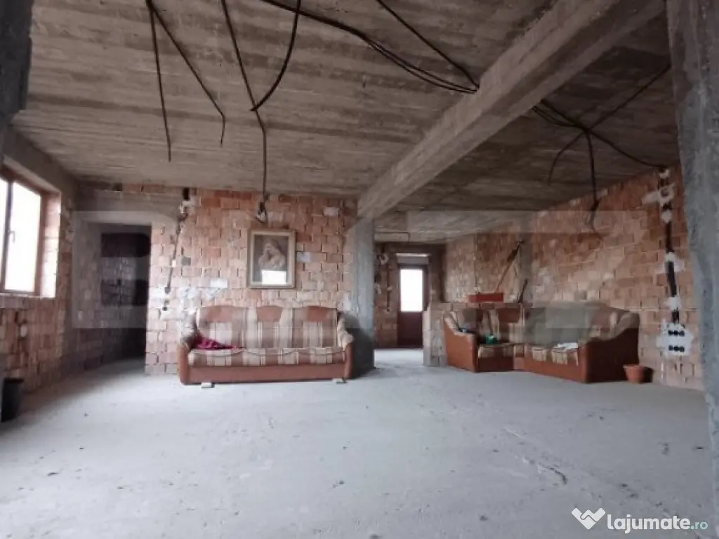 Duplex la rosu in Luna, langa Campia Turzii