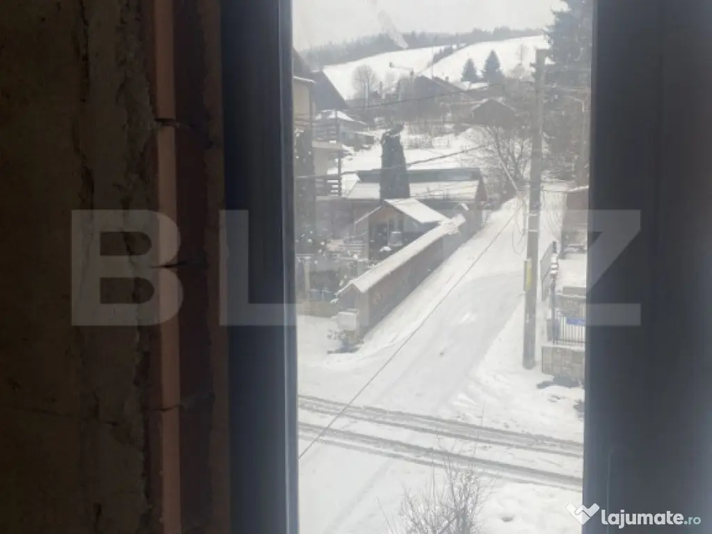 Pensiune la roșu de vanzare, 18 camere, 726 mp, zona Vatra