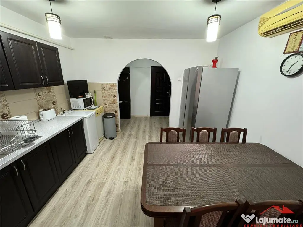 Apartament 4 camere, etaj 3 cu acoperis, nemobilat